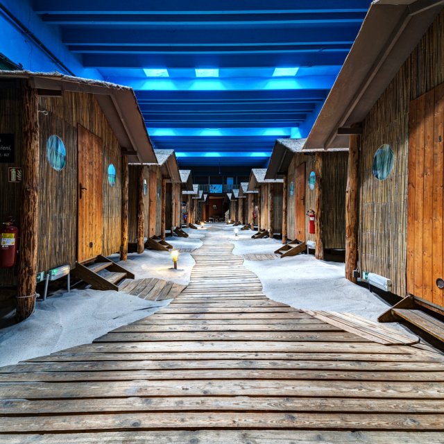 Přespěte po hře v plážových bungalovech!